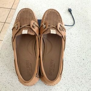 Sherry women‘s boat shoes. Khaki color. Leather upper, size 7.5M.